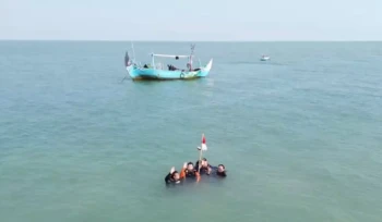 Pengibaran Bendera Merah Putih di bawah laut Rembang, Sabtu (15/8/2026). Foto: rembangsepekan.com