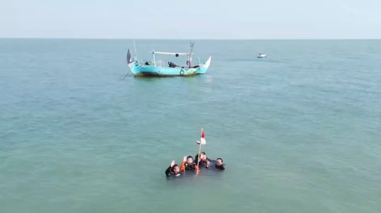 Pengibaran Bendera Merah Putih di bawah laut Rembang, Sabtu (15/8/2026). Foto: rembangsepekan.com