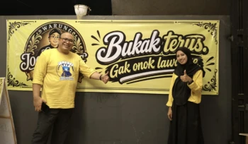 Wabup Rembang M Hanies Cholil Barro’ (Gus Hanies) beserta istri saat mampir di Warung Sunan Jogo Lawang, di Lantai I Gedung BangkitTV, di Kompleks Ruko Clangapan, Rembang. Foto: rembangsepekan.com