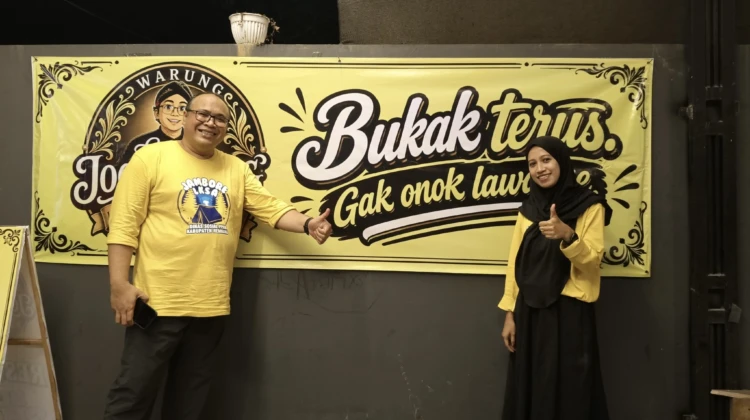 Wabup Rembang M Hanies Cholil Barro’ (Gus Hanies) beserta istri saat mampir di Warung Sunan Jogo Lawang, di Lantai I Gedung BangkitTV, di Kompleks Ruko Clangapan, Rembang. Foto: rembangsepekan.com