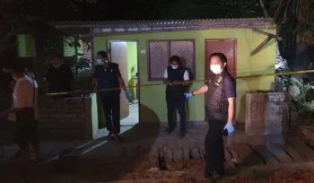 Anggota polisi dari Polsek Sarang melakukan proses olah TKP di Kalipang, Sarang, Rembang, Senin (14/9/2026) malam. Foto: dok Polrea Rembang.