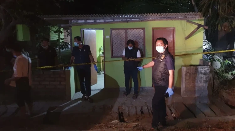 Anggota polisi dari Polsek Sarang melakukan proses olah TKP di Kalipang, Sarang, Rembang, Senin (14/9/2026) malam. Foto: dok Polrea Rembang.