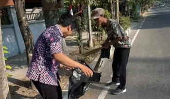 ASN Dinas Lingkungan Hidup (DLH) Rembang turun menyapu jalan, Selasa (1/9/2026). Foto: rembangsepekan.com