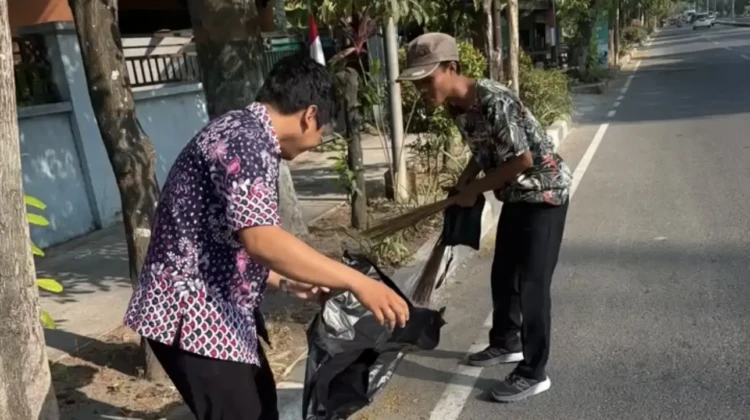 ASN Dinas Lingkungan Hidup (DLH) Rembang turun menyapu jalan, Selasa (1/9/2026). Foto: rembangsepekan.com