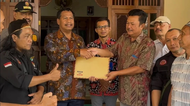 Warga Sale ngadu ke Bupati Harno soal limbah, Selasa (1/9/2026). Foto: rembangsepekan.com