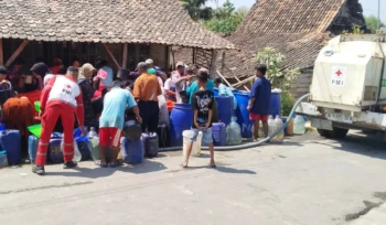 PMI Kabupaten Rembang menyalurkan 415 ribu liter air bersih ke sejumlah wilayah yang mengalami kesulitan air akibat musim kemarau. (Foto: rembangsepekan.com)