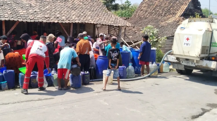 PMI Kabupaten Rembang menyalurkan 415 ribu liter air bersih ke sejumlah wilayah yang mengalami kesulitan air akibat musim kemarau. (Foto: rembangsepekan.com)