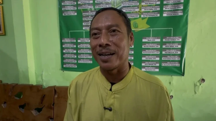 Waka Sarpras MTsN Lasem,Rembang Chris Sutopo saat nenberikan keterangan kepada awak media, Rabu (9/9/2026). Foto: rembangsepekan.com