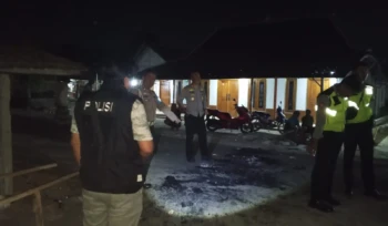 Anggota polisi melakukan penyelidikan di Desa Logung, Sumber, Rembang, Sabtu (26/9/2026) malam. Foto: Polres Rembang.