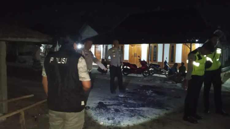 Anggota polisi melakukan penyelidikan di Desa Logung, Sumber, Rembang, Sabtu (26/9/2026) malam. Foto: Polres Rembang.