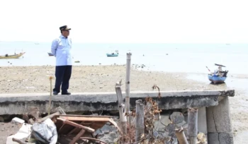 Bupati Rembang Harno meninjau kawasan Pantai Binangun, Lasem, Kamis (8/10/2026). Foto: rembangsepekan.com
