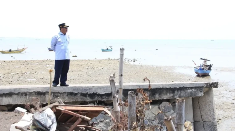 Bupati Rembang Harno meninjau kawasan Pantai Binangun, Lasem, Kamis (8/10/2026). Foto: rembangsepekan.com