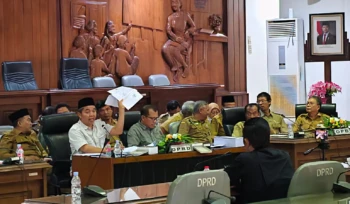 Ketua DPRD Rembang Abdul Rouf menjelaskan status KUA-PPAS 2027 saat audiensi ormas, Senin (5/10/2026). Foto: rembangsepekan.com