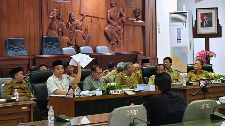 Ketua DPRD Rembang Abdul Rouf menjelaskan status KUA-PPAS 2027 saat audiensi ormas, Senin (5/10/2026). Foto: rembangsepekan.com