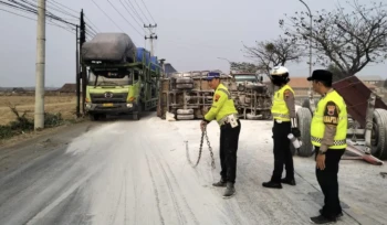 Petugas dari Satlantas Polres Rembang melakukan pengamanan di lokasi kejadian, Senin (12/10/2026). Foto: dok Polres Rembang.