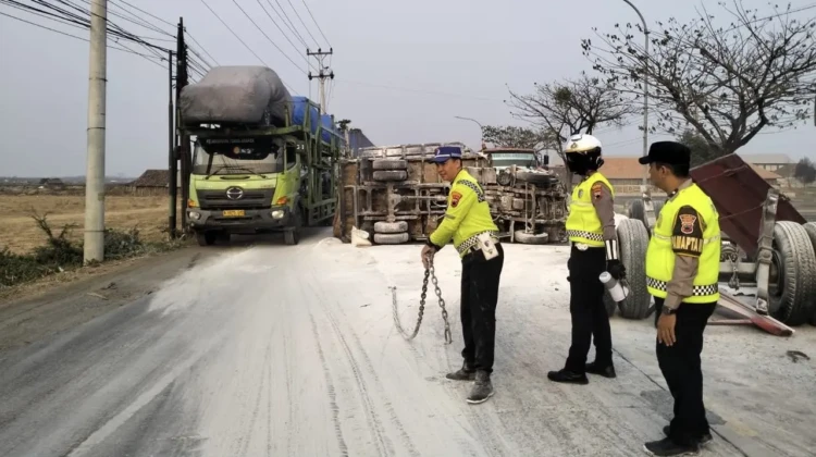 Petugas dari Satlantas Polres Rembang melakukan pengamanan di lokasi kejadian, Senin (12/10/2026). Foto: dok Polres Rembang.