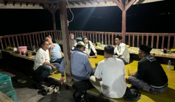 Anggota Komisi VII DPR RI Eva Monalisa saat mengunjungi Pantai Dasun, Kecamatan Lasem, Sabtu (3/10/2026), menyatakan dukungan terhadap Festival Garam Memetri Kawitane Uyah 2026.