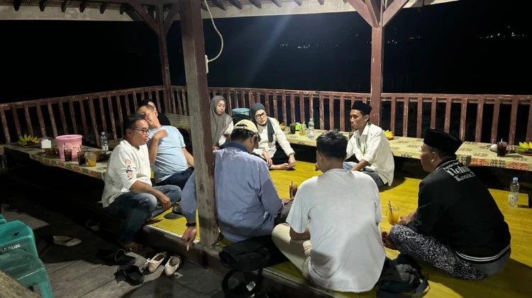 Anggota Komisi VII DPR RI Eva Monalisa saat mengunjungi Pantai Dasun, Kecamatan Lasem, Sabtu (3/10/2026), menyatakan dukungan terhadap Festival Garam Memetri Kawitane Uyah 2026.