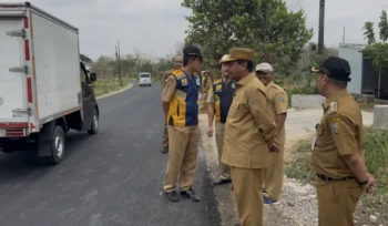 Bupati Rembang Harno mengecek proyek perbaikan Jalan Ruas Kapohagung-Segoromulyo di Kecamatan Pamotan, Senin (26/10/2026). (Foto: rembangsepekan.com)