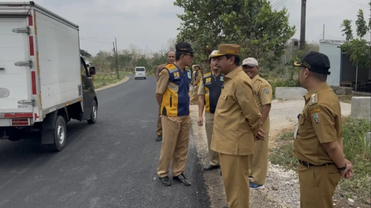 Bupati Rembang Harno mengecek proyek perbaikan Jalan Ruas Kapohagung-Segoromulyo di Kecamatan Pamotan, Senin (26/10/2026). (Foto: rembangsepekan.com)