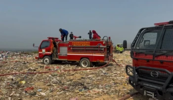 Pemadaman kebakaran di TPA Landoh, Kamis (1/10/2026). Foto: rembangsepekan.com 
