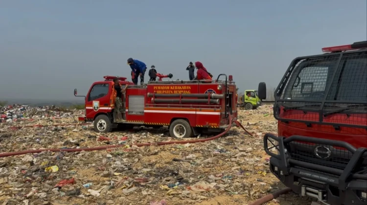 Pemadaman kebakaran di TPA Landoh, Kamis (1/10/2026). Foto: rembangsepekan.com 