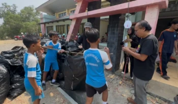 aksi bersih lingkungan di Gedung Olah Raga (GOR) Besi, Kamis (1/10/2026). Foto: rembangsepekan.com