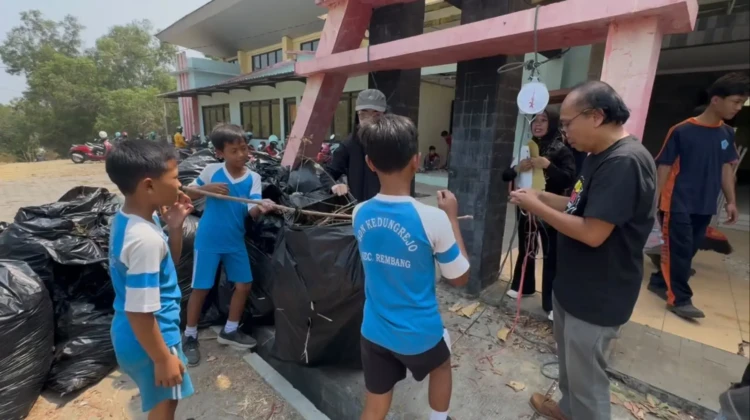 aksi bersih lingkungan di Gedung Olah Raga (GOR) Besi, Kamis (1/10/2026). Foto: rembangsepekan.com