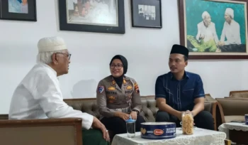  Dua Kasat Polres Rembang saat berpamitan tugas kepada KH Ahmad Mustofa Bisri atau Gus Mus di Leteh, Rembang, Kamis (22/10/2026). (Foto: rembangsepekan.com)