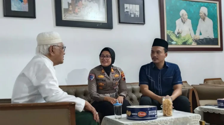  Dua Kasat Polres Rembang saat berpamitan tugas kepada KH Ahmad Mustofa Bisri atau Gus Mus di Leteh, Rembang, Kamis (22/10/2026). (Foto: rembangsepekan.com)