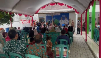 Pelaksanaan Program Integrasi Layanan Dasar Prioritas di Balai Desa Kunir, Kecamatan Sulang, Selasa (27/10/2026), layanan kesehatan gratis menjadi salah satu yang paling diminati warga. (Foto: rembangsepekan.com)