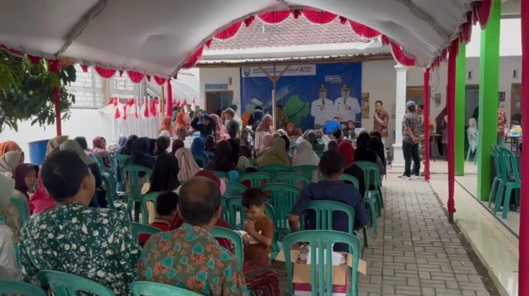 Pelaksanaan Program Integrasi Layanan Dasar Prioritas di Balai Desa Kunir, Kecamatan Sulang, Selasa (27/10/2026), layanan kesehatan gratis menjadi salah satu yang paling diminati warga. (Foto: rembangsepekan.com)